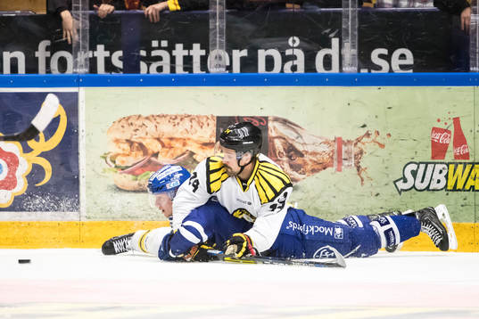 Leksands Daniel Bertov trycks ner av Brynäs Johan Alcén