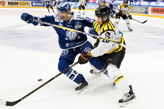 Kamp om pucken mellan Leksands Markus Lauridsen och Brynäs