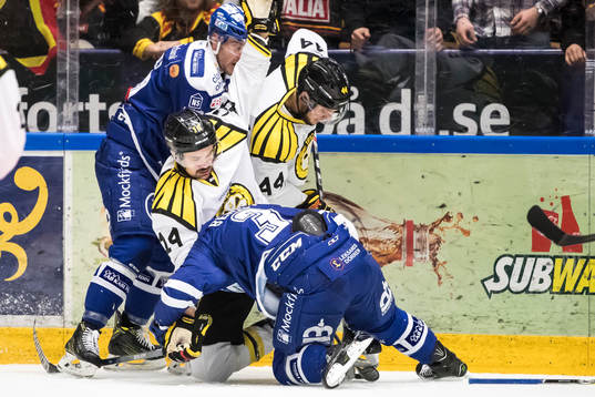 Leksands Daniel Bertov trycks ner av Brynäs Johan Alcén