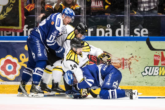 Leksands Daniel Bertov trycks ner av Brynäs Johan Alcén