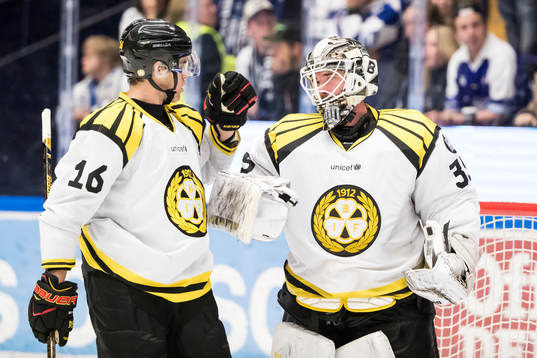 Brynäs Daniel Paille gratulerar Brynäs målvakt David