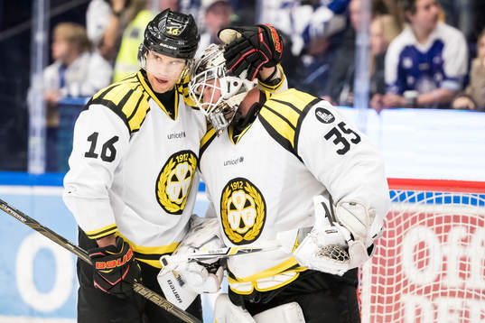 Brynäs Daniel Paille gratulerar Brynäs målvakt David