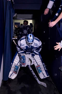 Leksands målvakt Henrik Haukeland på väg in innan
