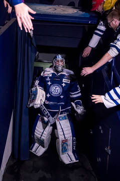 Leksands målvakt Henrik Haukeland på väg in innan