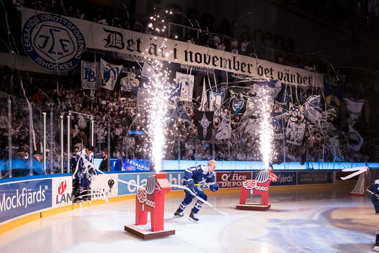 Intro TIFO entre av Leksands Lukas Ericsson   i