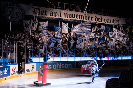 Intro TIFO entre av matchens knatte  i ishockeymatchen i