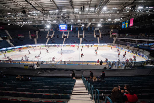 Frölundas och Djurgårdens spelare värmer upp på Hovet