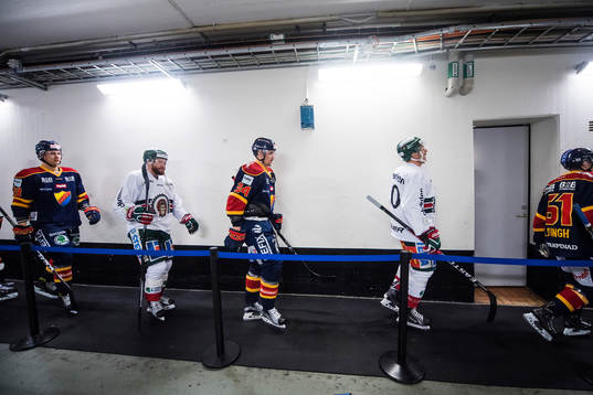 Frölunda och Djurgårdens spelare påväg in till
