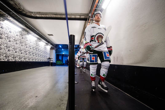 Frölundas Casey Wellman på väg in till uppvärmning