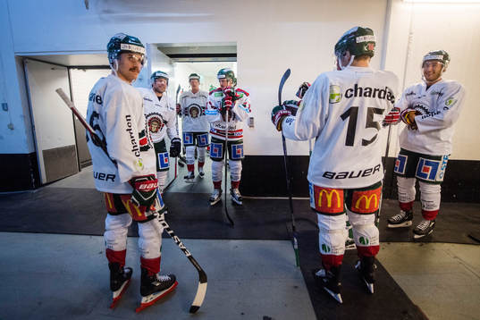 Frölundas spelare väntar på uppvärmningen