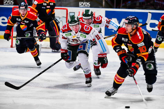 Frölundas Victor Olofsson och Sean Bergenheim jagar