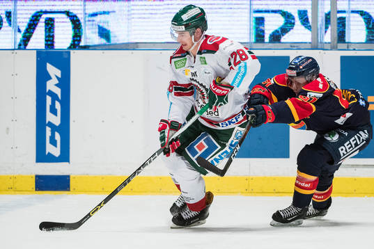 Frölundas Johan Sundström jagas av Djurgårdens Markus