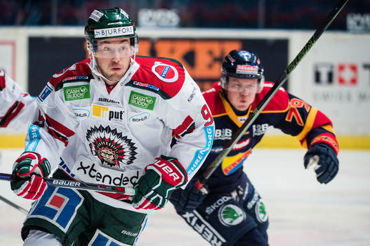 Frölundas Casey Wellman jagas av Djurgårdens Patrik Lundh