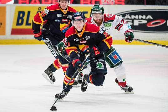 Djurgårdens Jonathan Davidsson jagas av Frölundas Robin