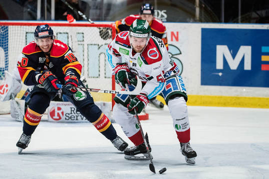 Frölundas Mats Rosseli Olsen framför Djurgårdens Jeff