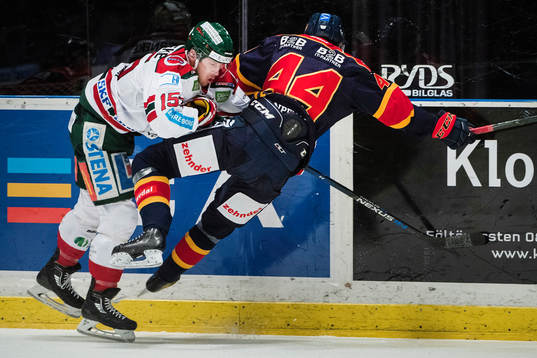 Frölundas Matt Donovan  med en tackling på Djurgårdens