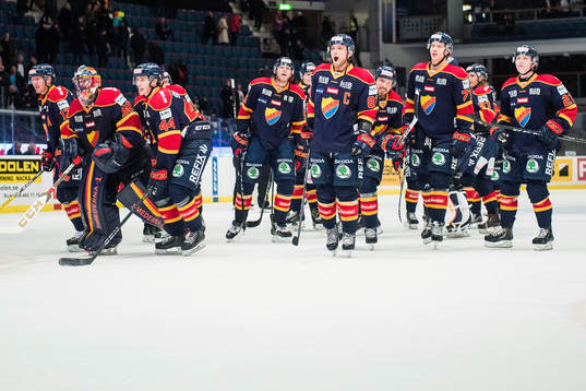Djurgårdens spelare med Calle Ridderwall i mitten jublar
