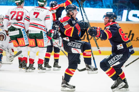 Djurgårdens Juuso Ikonen jublar med Calle Ridderwall