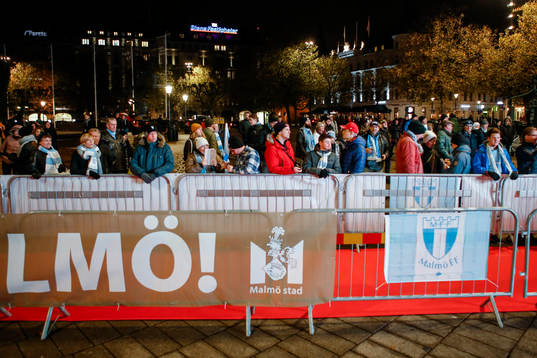 Supportrar inväntar spelarna  när Malmö FF hyllas för