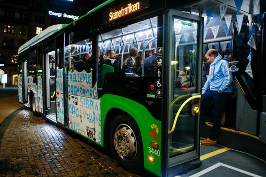 Spelare och ledare anländer i buss när Malmö FF hyllas