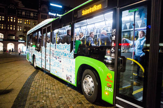 Spelare och ledare anländer i buss när Malmö FF hyllas