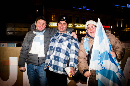Supporter väntar på att spelarna ska anlända när Malmö