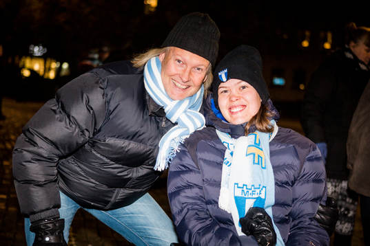 Supporter väntar på att spelarna ska anlända när Malmö