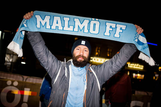Supporter väntar på att spelarna ska anlända när Malmö