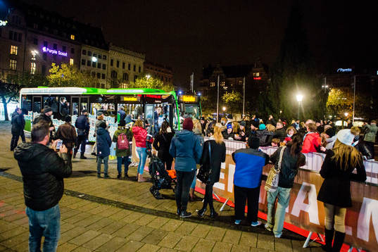 Spelare och ledare anländer i buss när Malmö FF hyllas