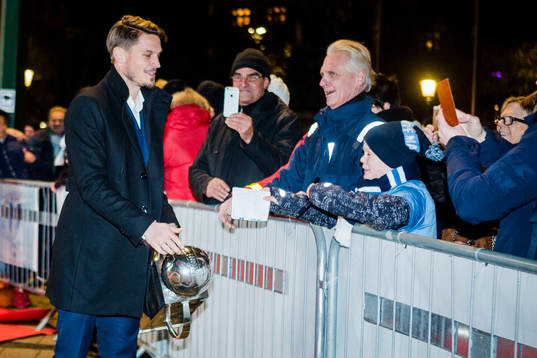 Markus Rosenberg hälsar på supportrar när Malmö FF