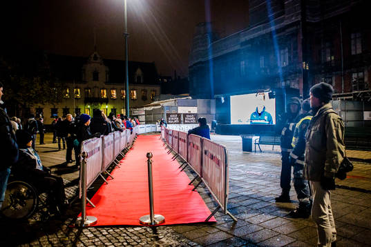 Supportrar väntar på att spelare och ledare ska anlända