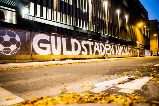 Texten Guldstaden Malmö skrivet på väggen av ett