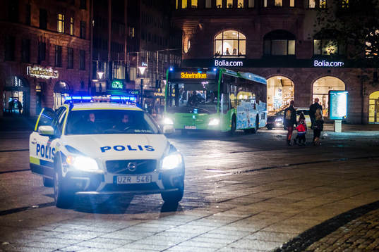 Spelare och ledare anländer i buss med poliseskort när