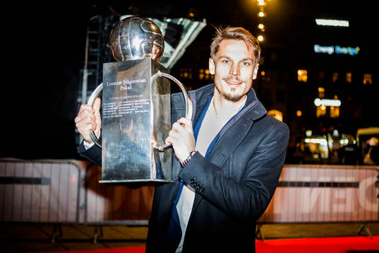 Markus Rosenberg poserar med Lennart Johanssons pokal när