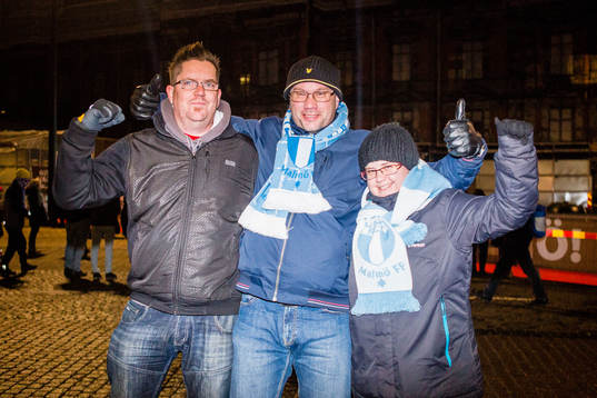 Supportrar väntar på att spelarna ska anlända när