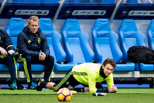 Albin Ekdal tränar själv utanför en träning med