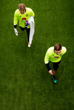 Målvakt Patrik Carlgren och Victor Nilsson Lindelöf