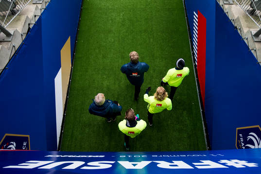 Sveriges spelare och ledare kommer ut till en träning med