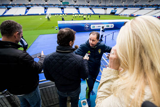Presschef Niklas Bodell blir intervjuad