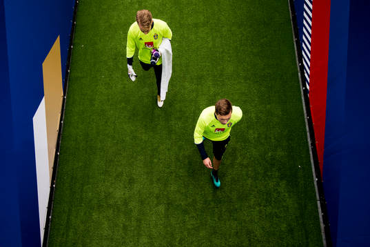Målvakt Patrik Carlgren och Victor Nilsson Lindelöf
