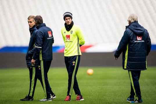 Målvakt Karl-Johan Johnsson och Filip Helander är inte