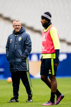 Förbundskapten Janne Andersson och Isaac Kiese Thelin