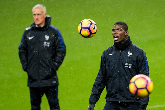 Frankrikes Paul Pogba och i bakgrunden förbundskapten
