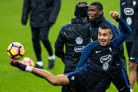 Frankrikes Dimitri Payet och Paul Pogba