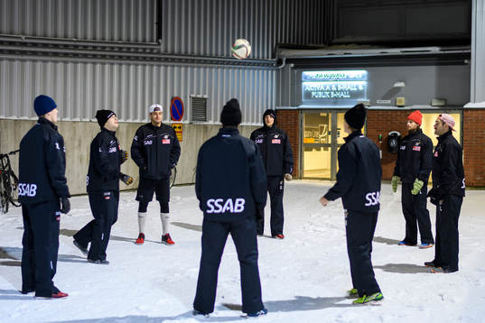 Luleåspelarna värmer upp med fotboll