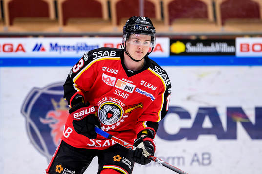 Luleås Julius Junttila på uppvärmningen