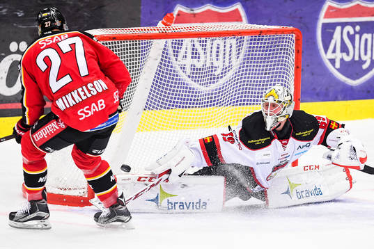 Malmö Redhawks målvakt Oscar Alsenfelt räddar skott