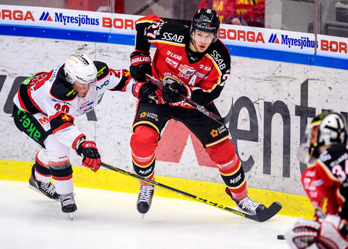 Malmö Redhawks Erik Forssell jagar Luleås Brendan