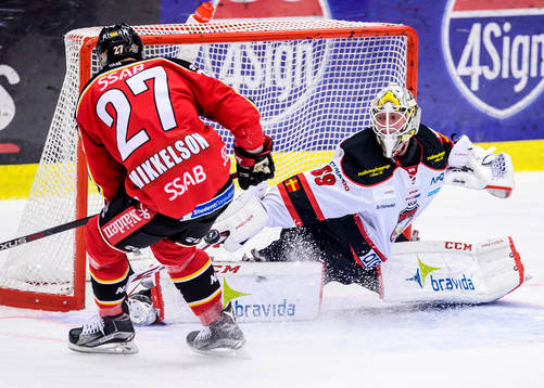 Malmö Redhawks målvakt Oscar Alsenfelt räddar ett skott