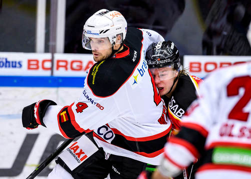 Malmö Redhawks Noah Welch håller undan Luleås